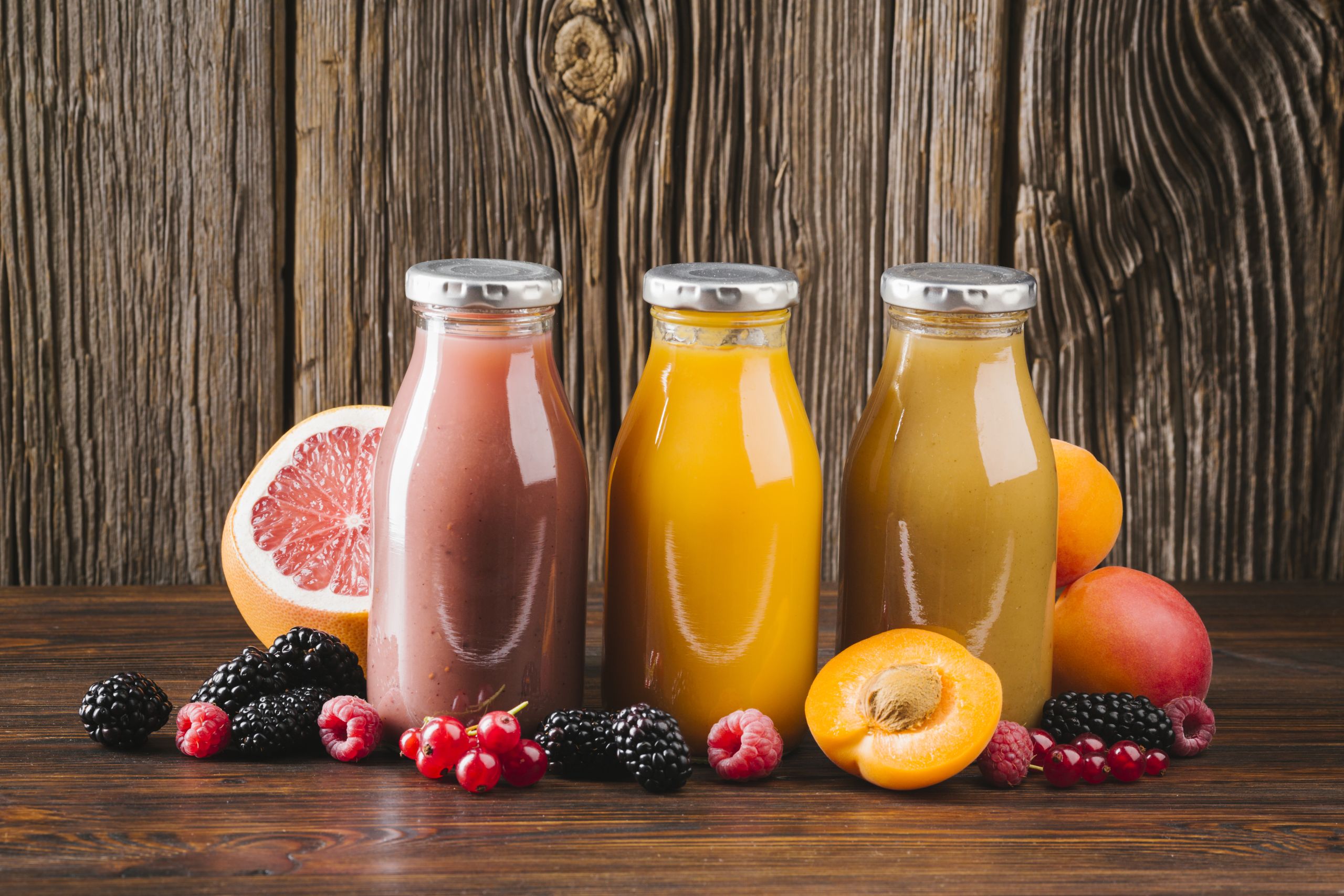 fresh-fruit-smoothies-wooden-background Promotie 3x Suc natural